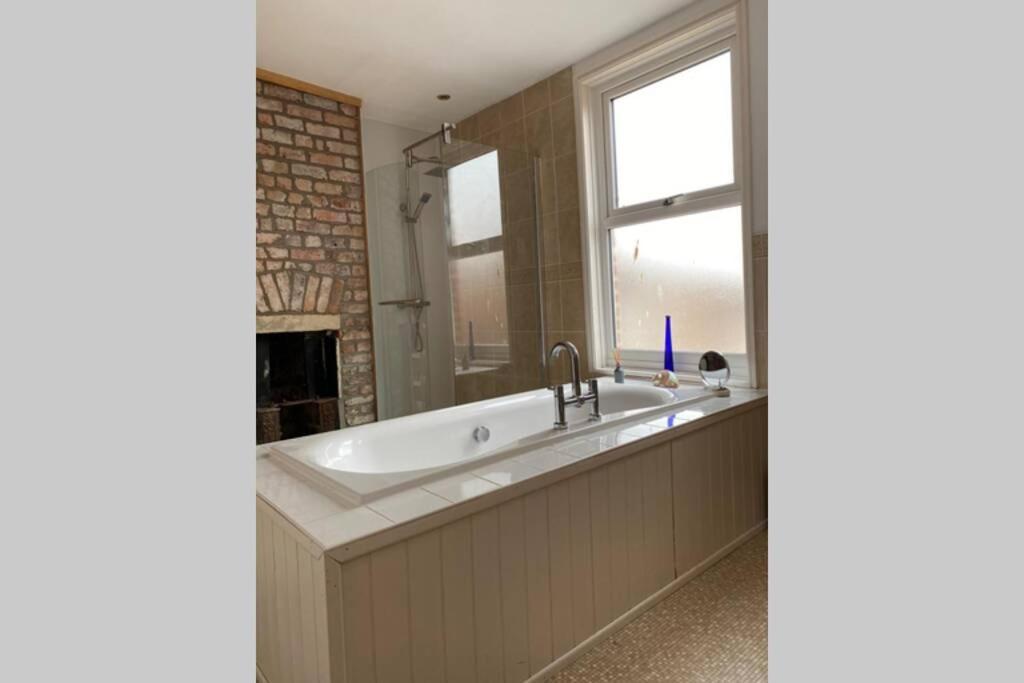 Willa 200 Year Old Large Townhouse With Sea Views Scarborough Zewnętrze zdjęcie